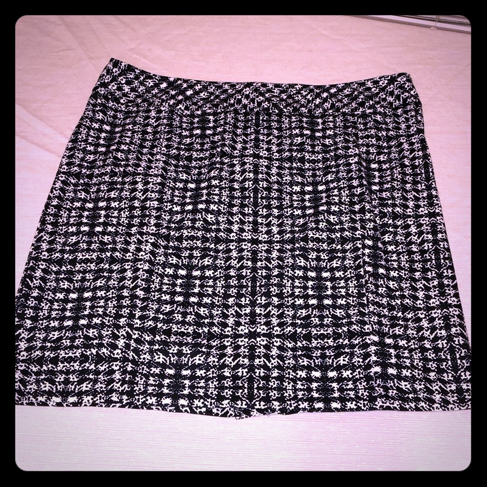Houndstooth black and white pencil skirt